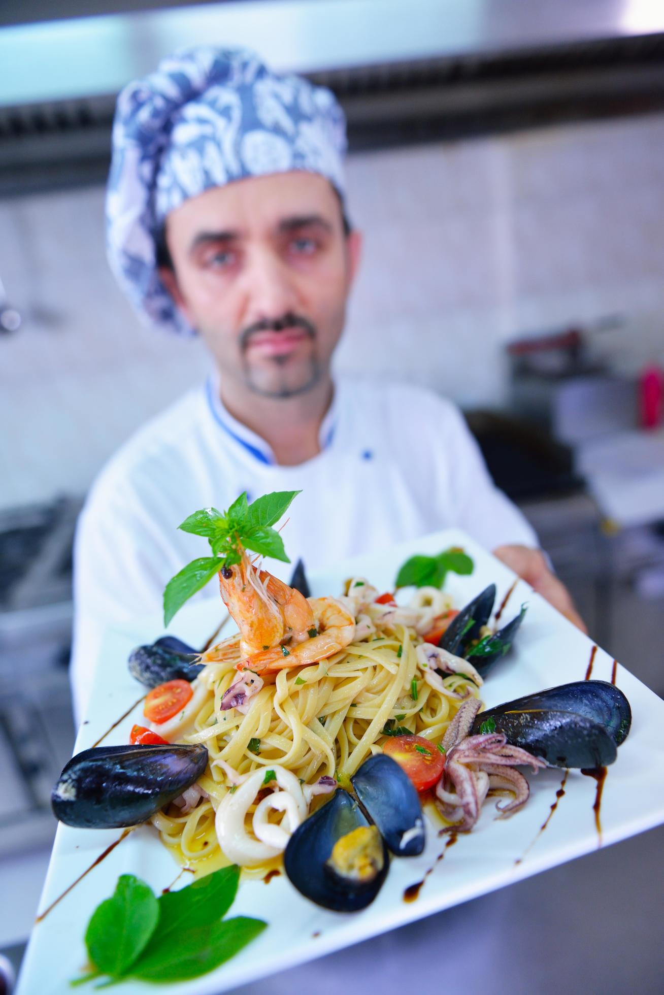 Chef preparing food Stock Free