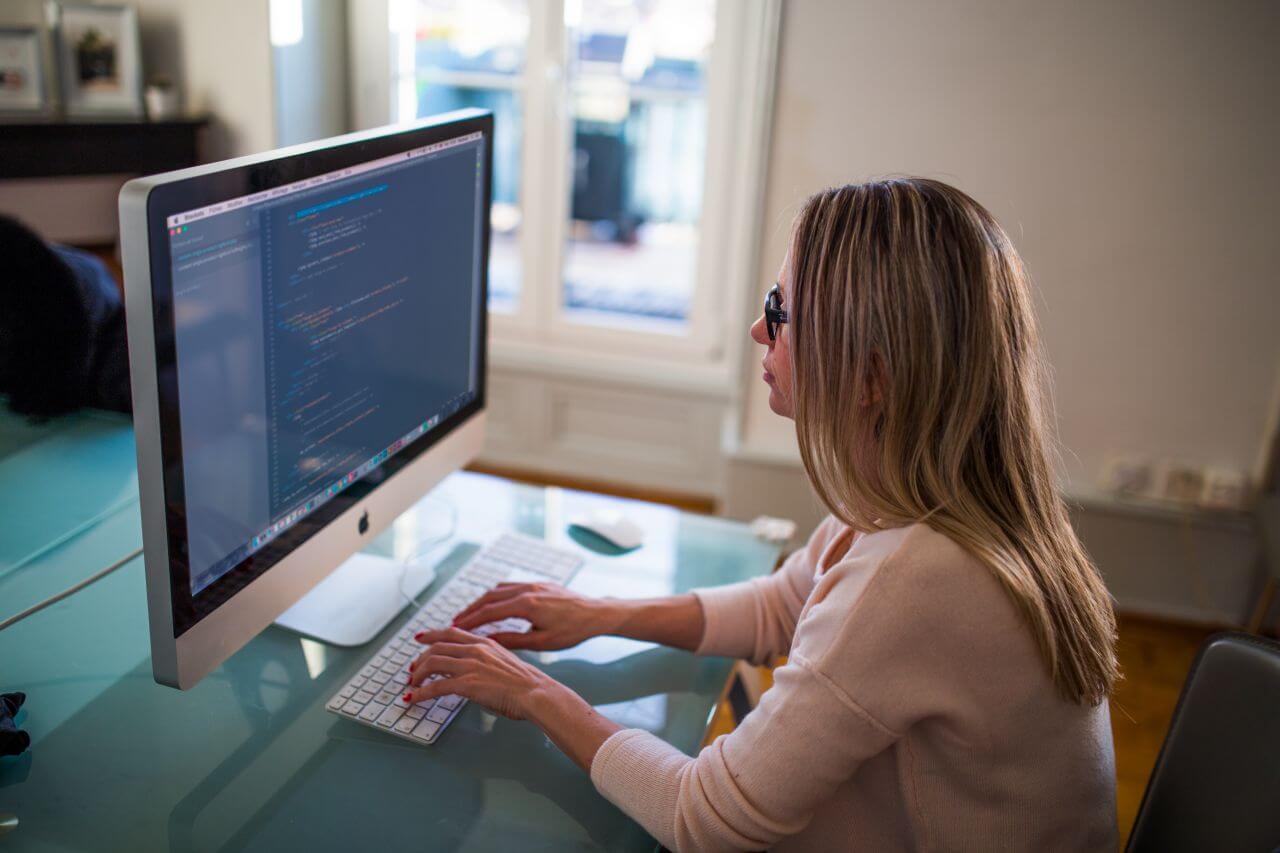 Woman Office Worker on Mac Stock Free