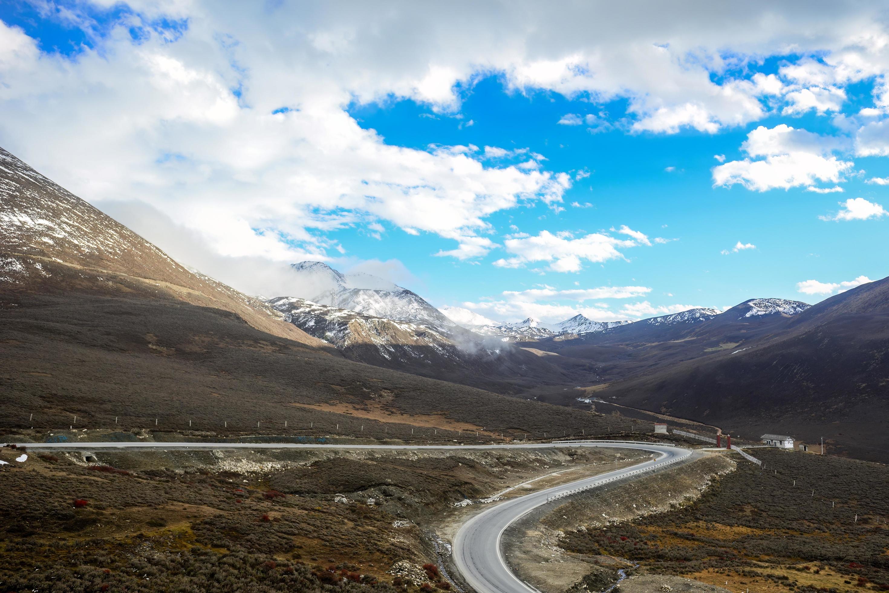 The mountainous road under construction in western Sichuan, China Stock Free