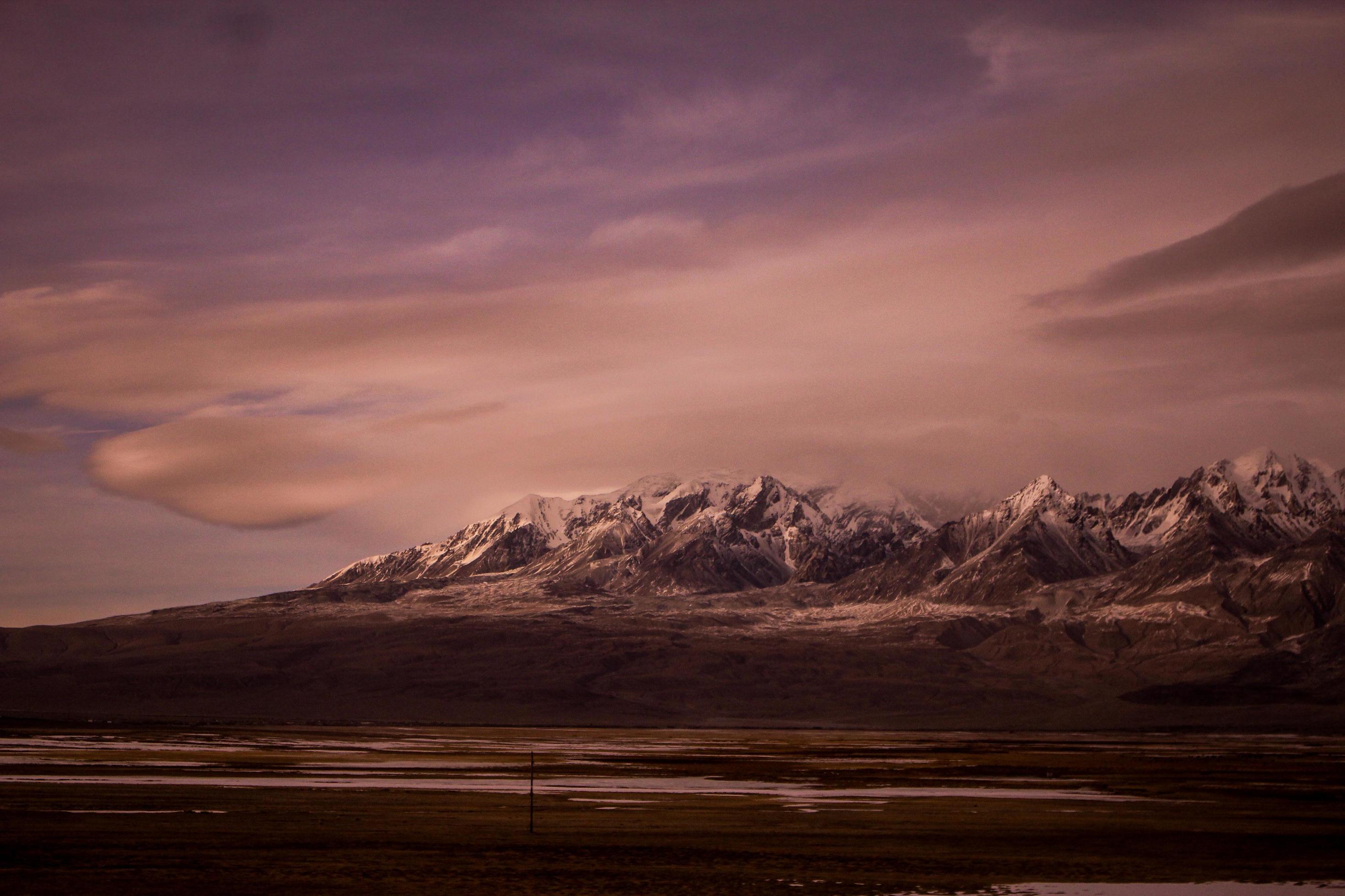 Mountains during evening dusk Stock Free