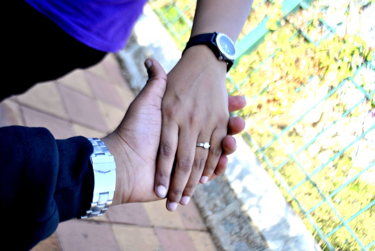 Couple Holding Hands Stock Free