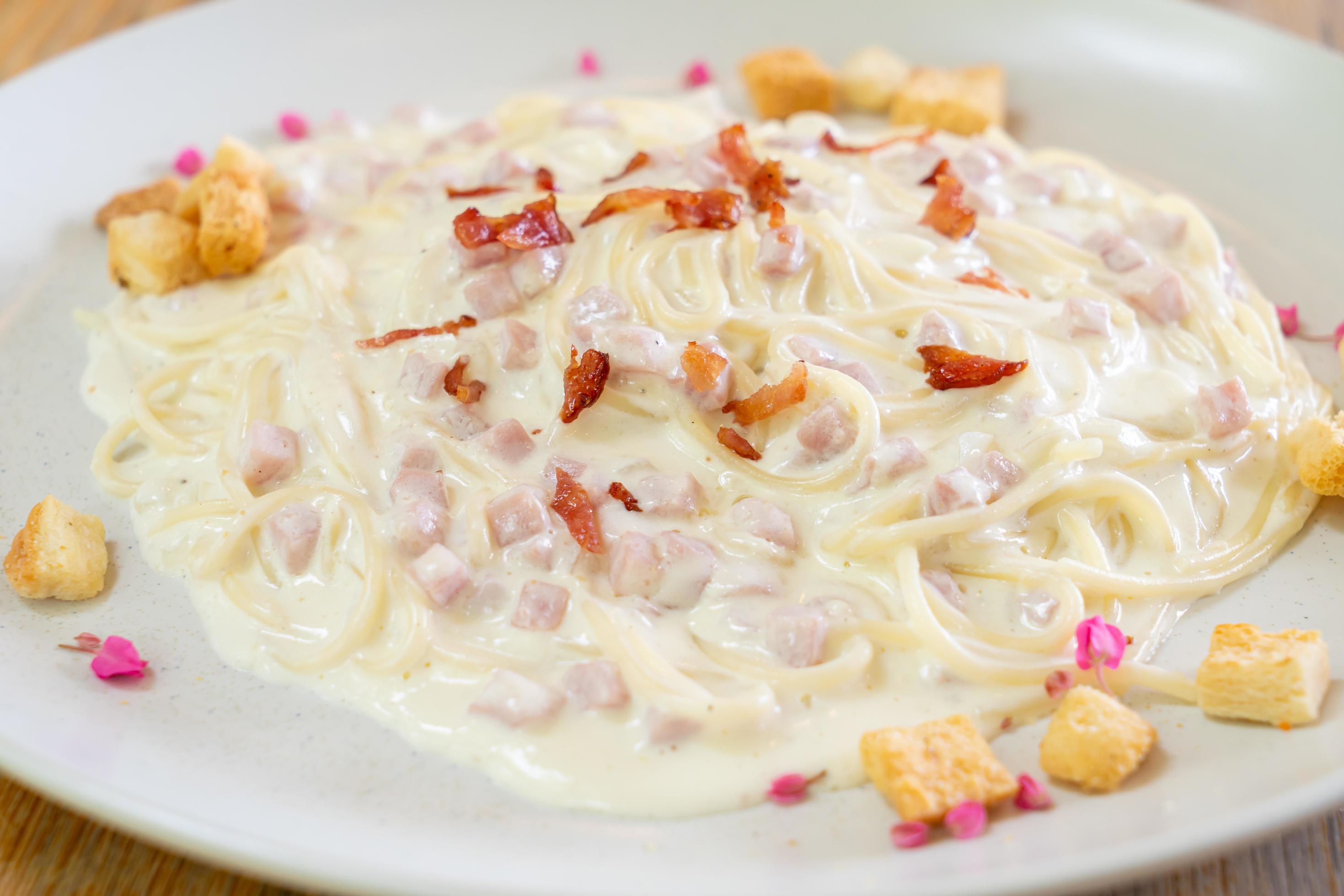 Spaghetti carbonara cream sauce with bacon – Italian food style Stock Free