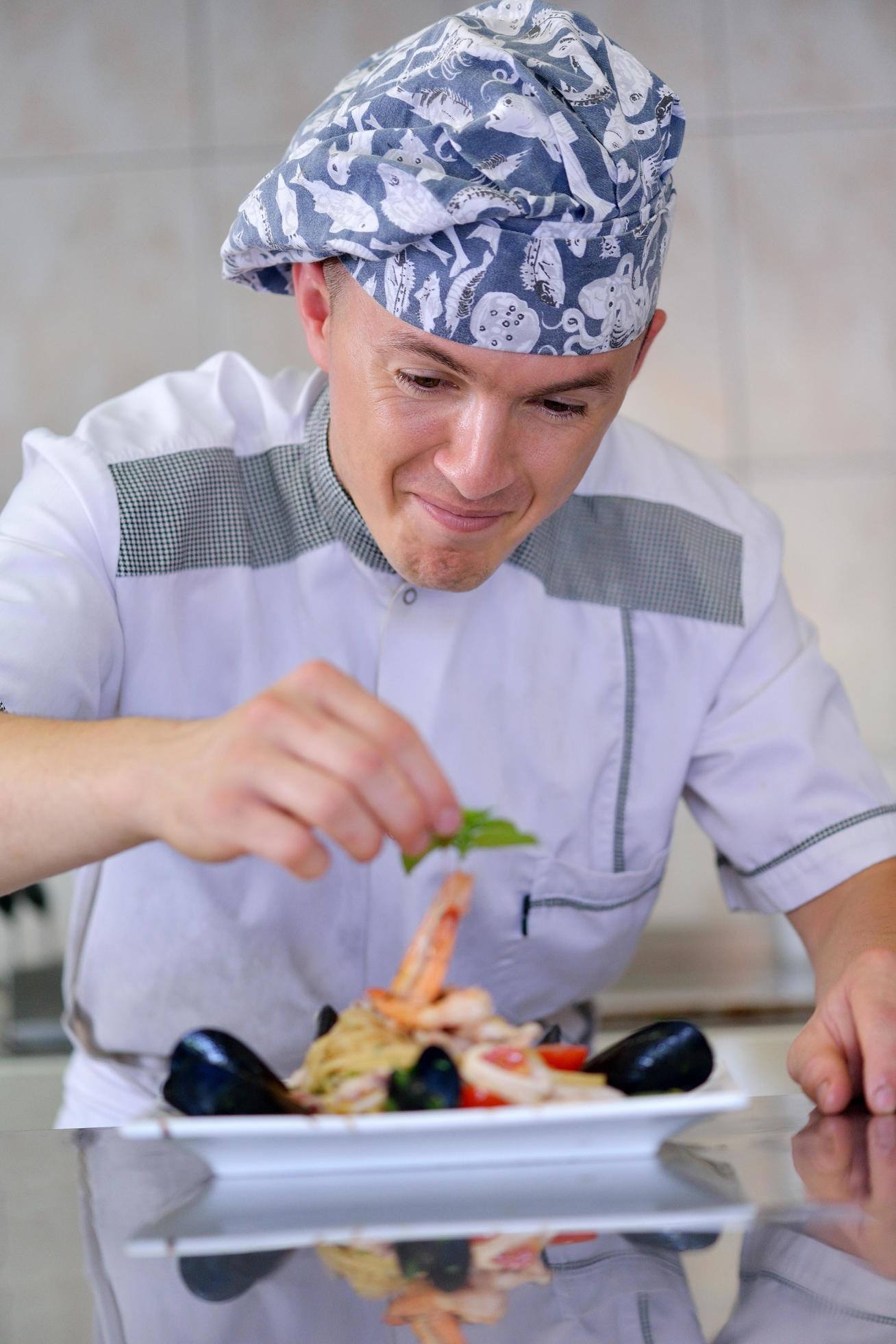 
									chef preparing food Stock Free