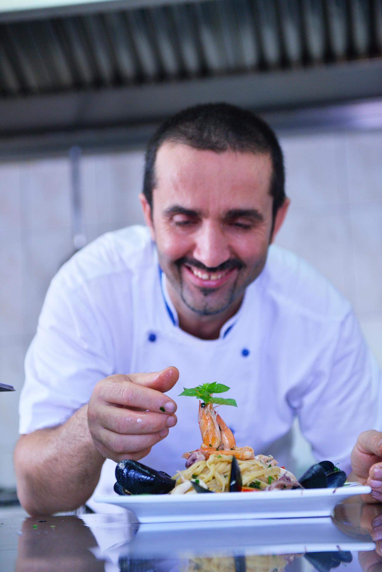 Chef preparing food Stock Free