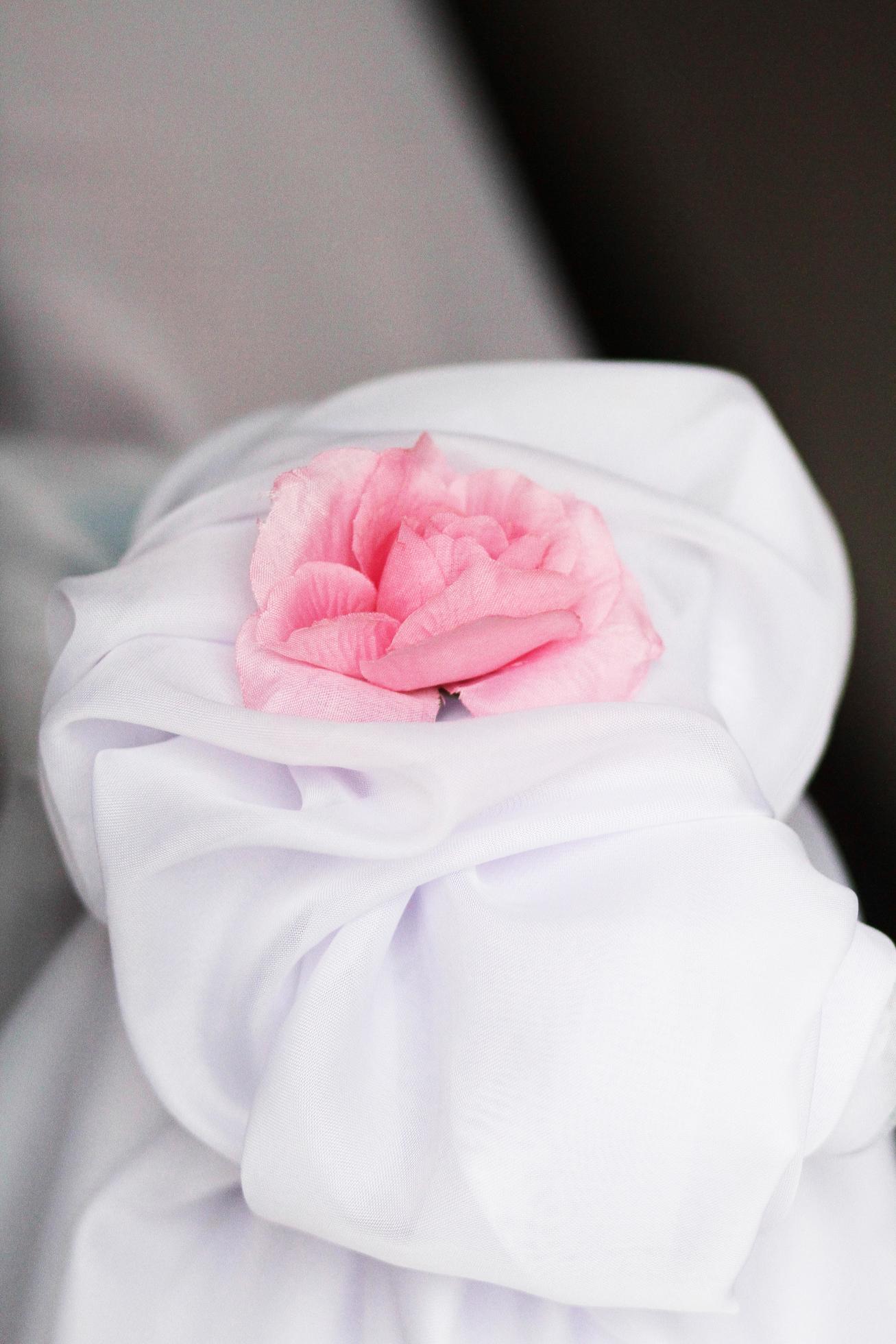 White frabic Flower decoration and pink rose in wedding bridal Stock Free