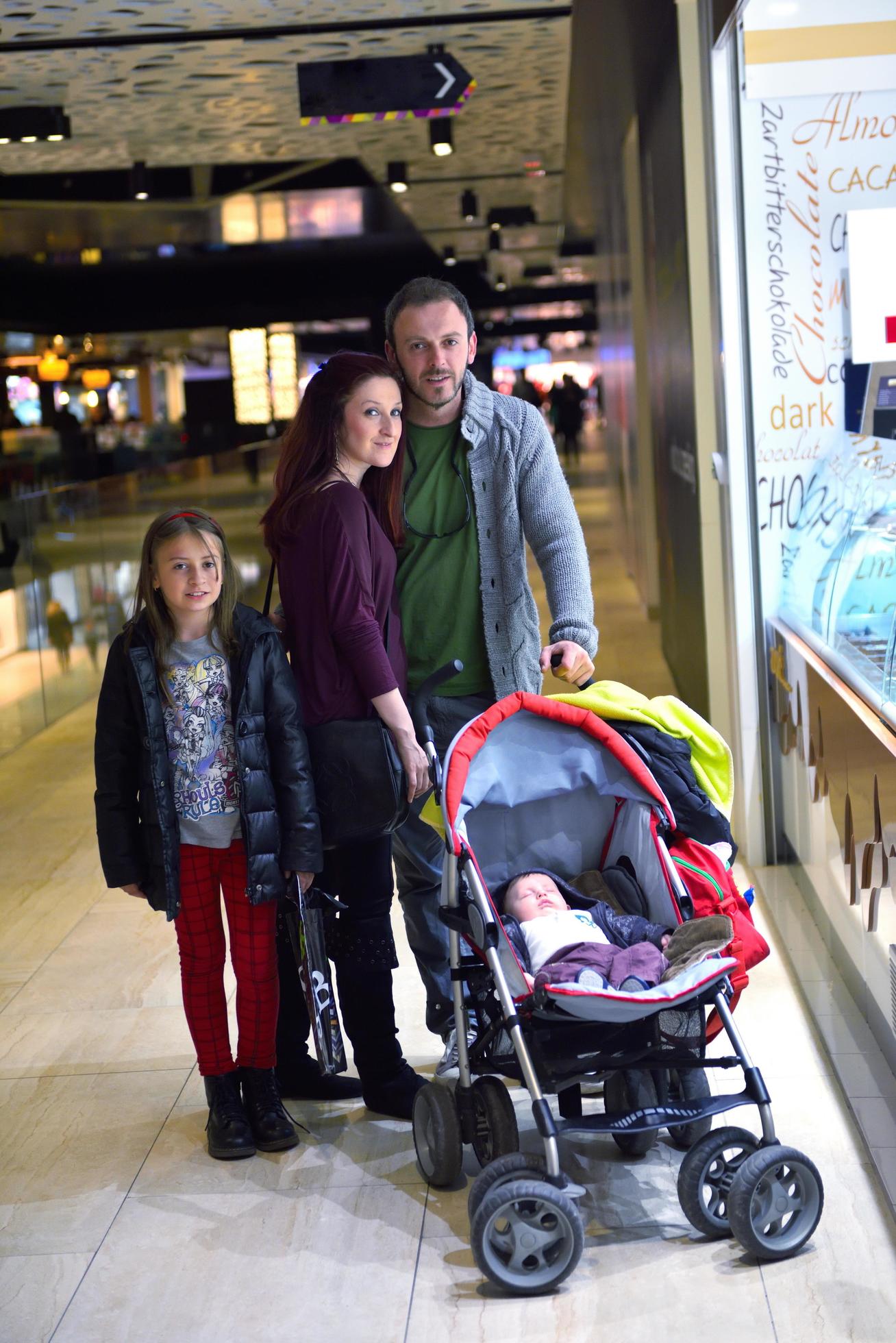 family in shopping mall Stock Free