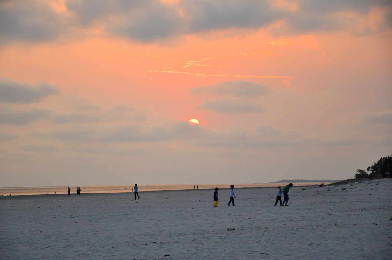 Beautiful Beach People Enjoying Stock Free