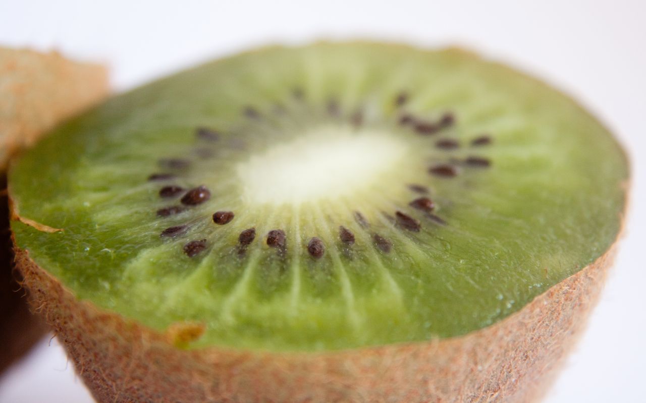 Kiwi Cut Closeup Stock Free