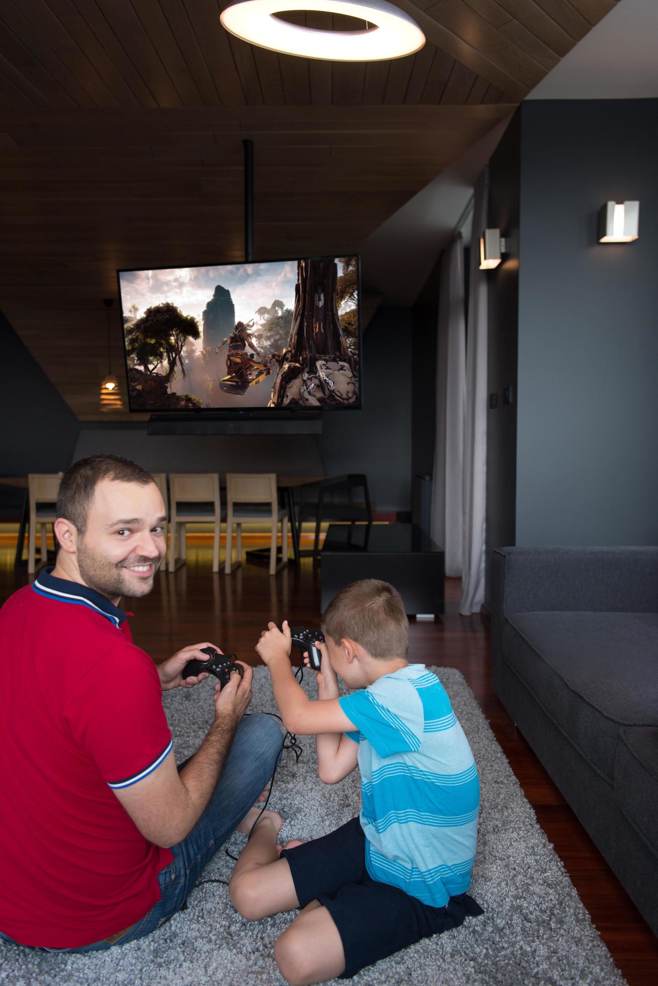 Happy family playing a video game Stock Free