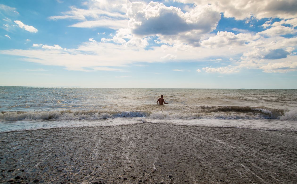 Walking in the ocean Stock Free