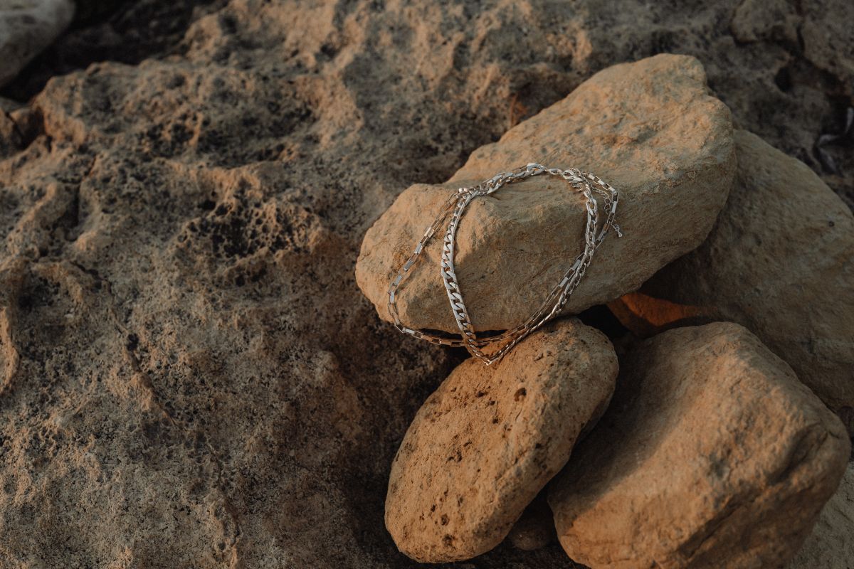 Simplicity by the Sea – Minimalist Jewelry on Malta’s Rocky Beach Stock Free