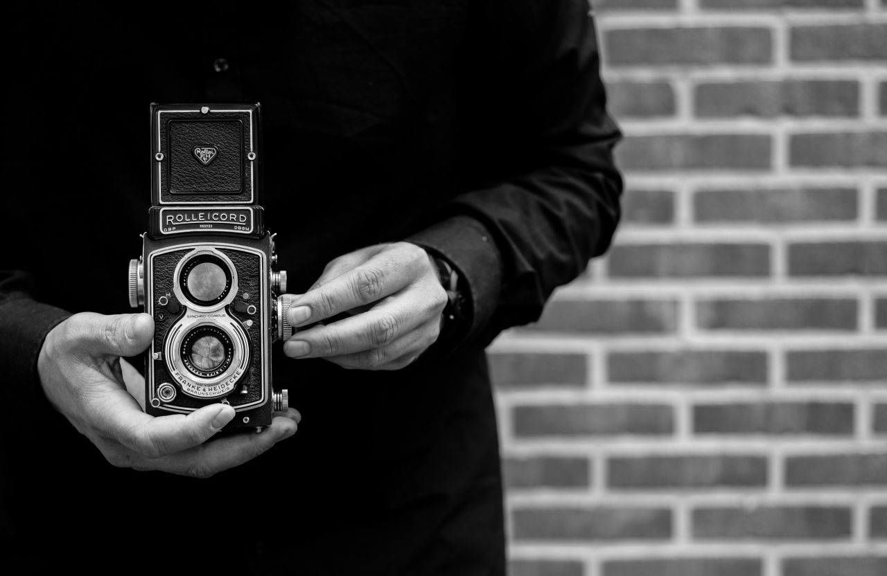 Taking a picture with a Rolleicord Stock Free