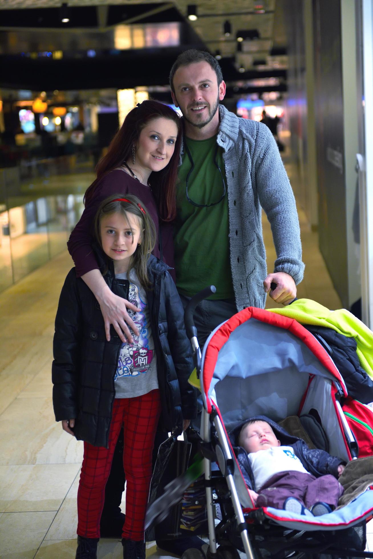 family in shopping mall Stock Free