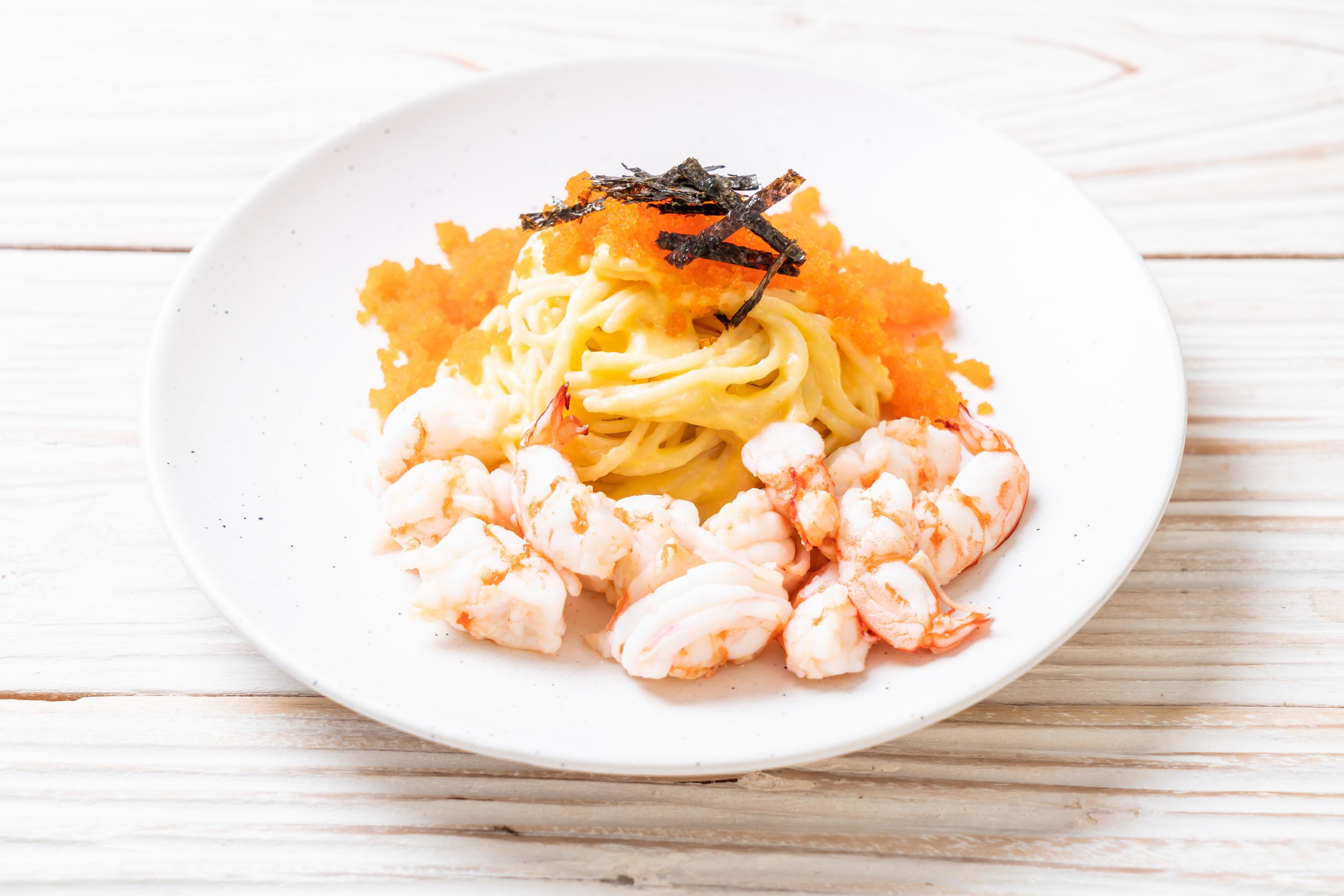 Spaghetti creamy with shrimps and shrimp eggs – fusion food style Stock Free