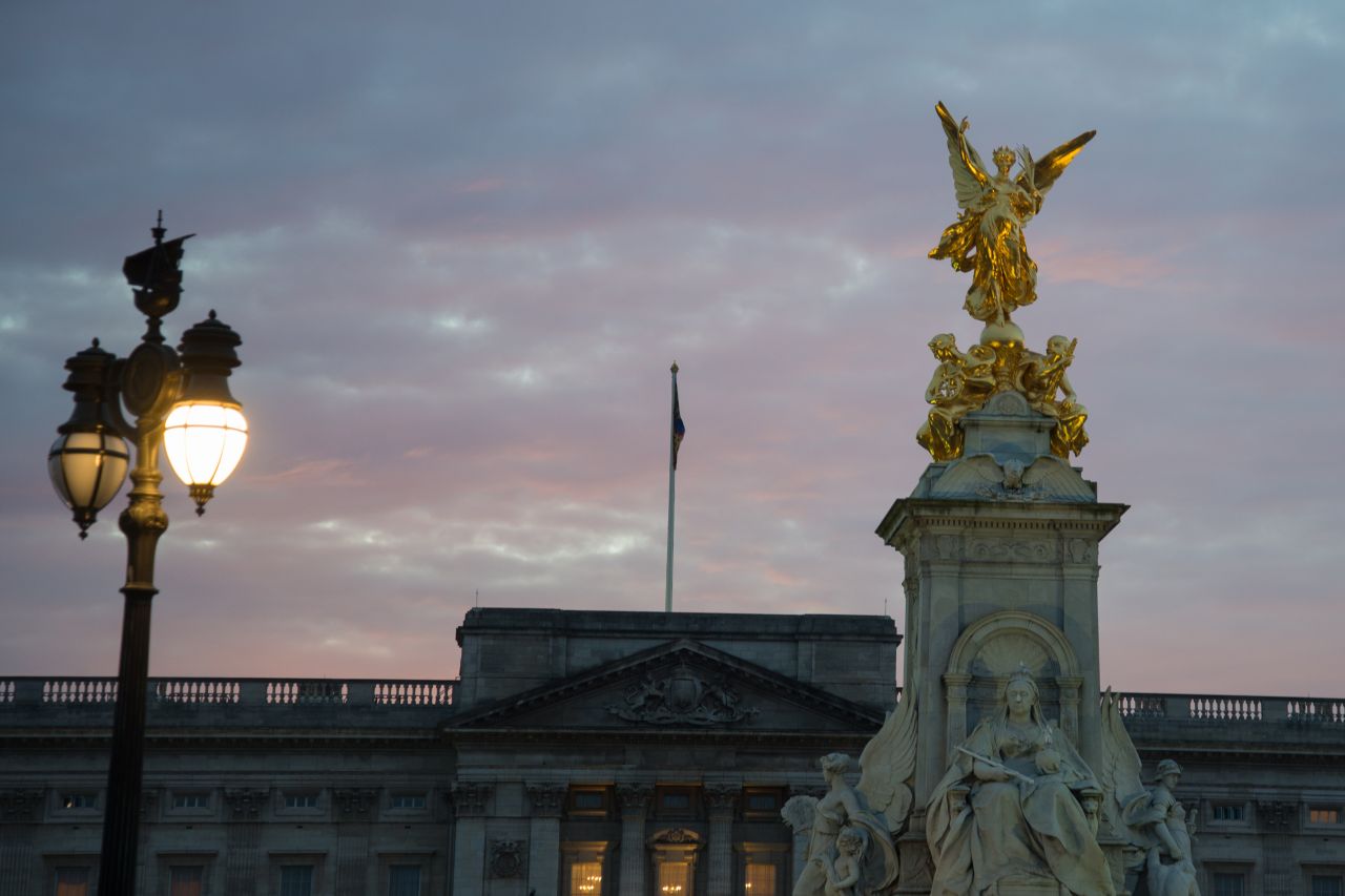 Buckingham Palace statue Stock Free