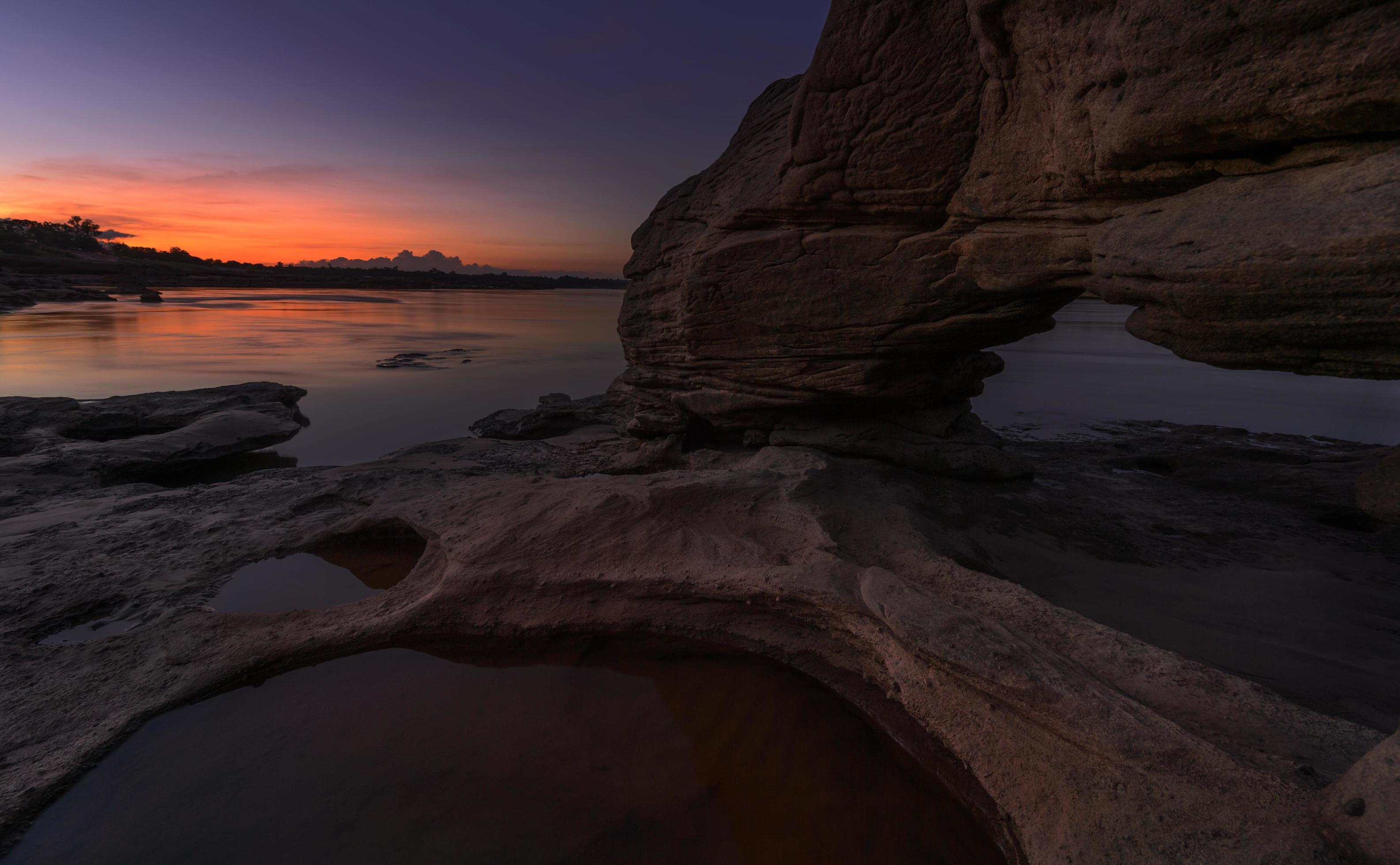 View beautiful sunset in mekong river Sam Pan Bok grand canyon ubon ratchathani province asia thailand Stock Free