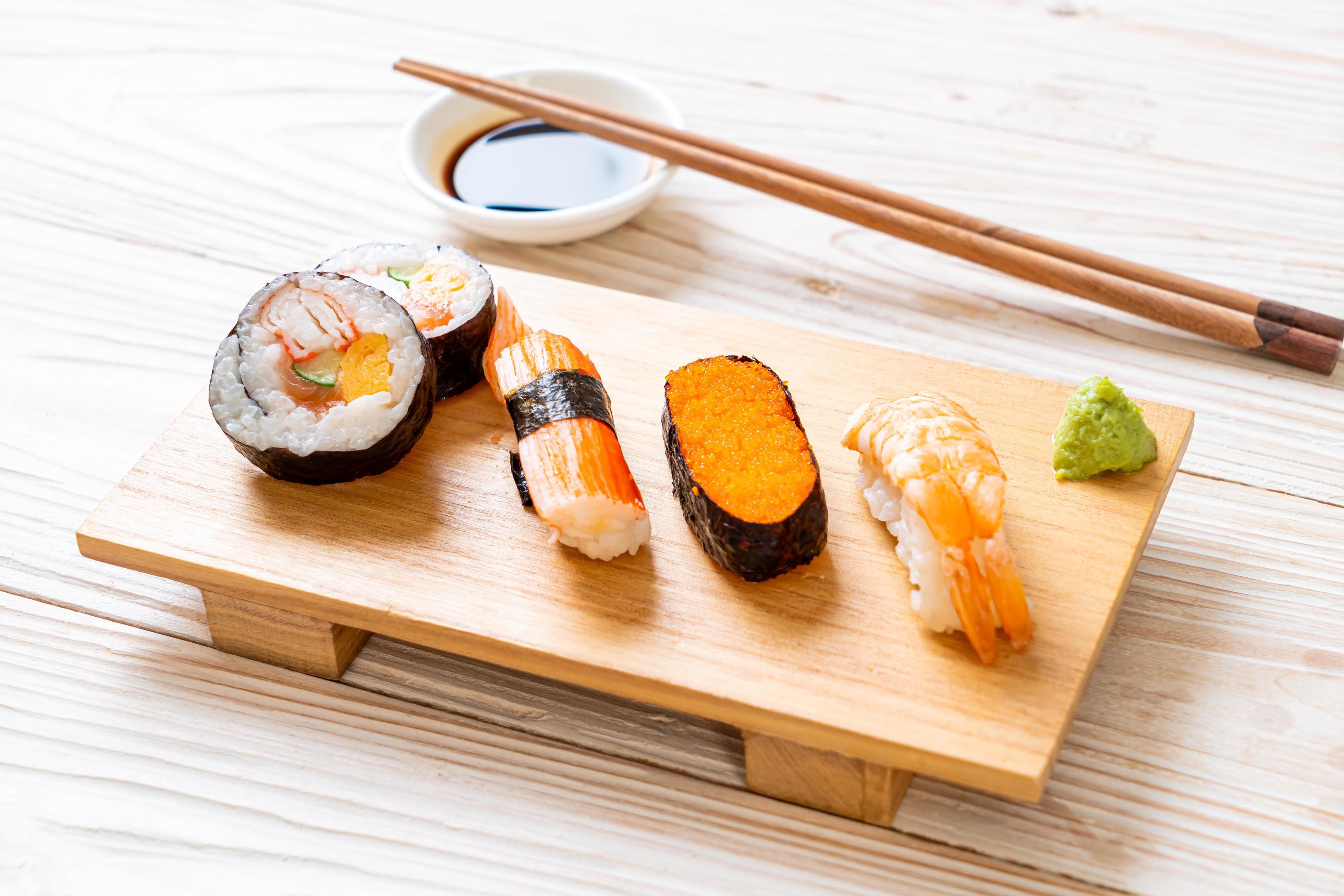 Mixed sushi set – Japanese food style Stock Free