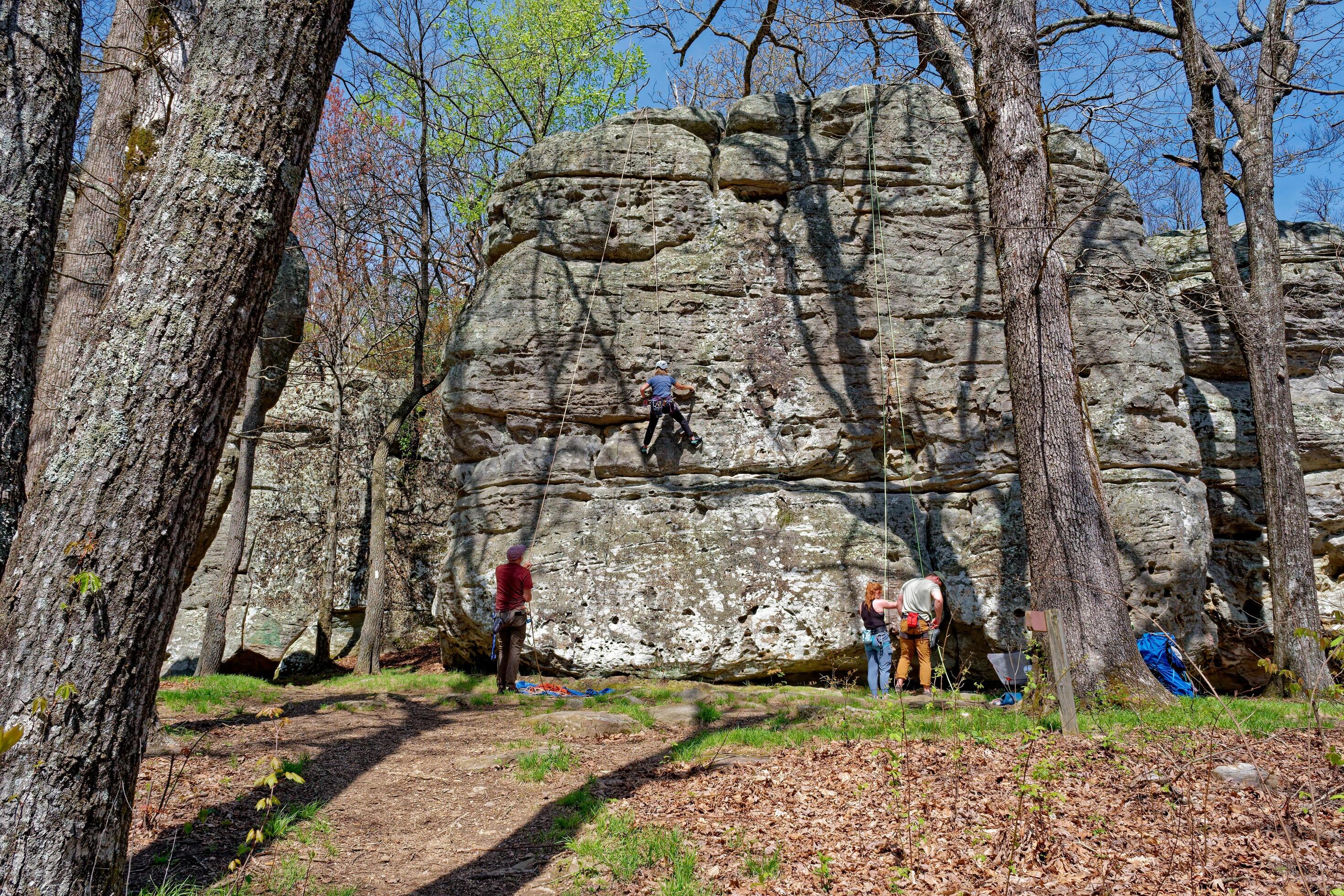 Climbers on a boulder Stock Free