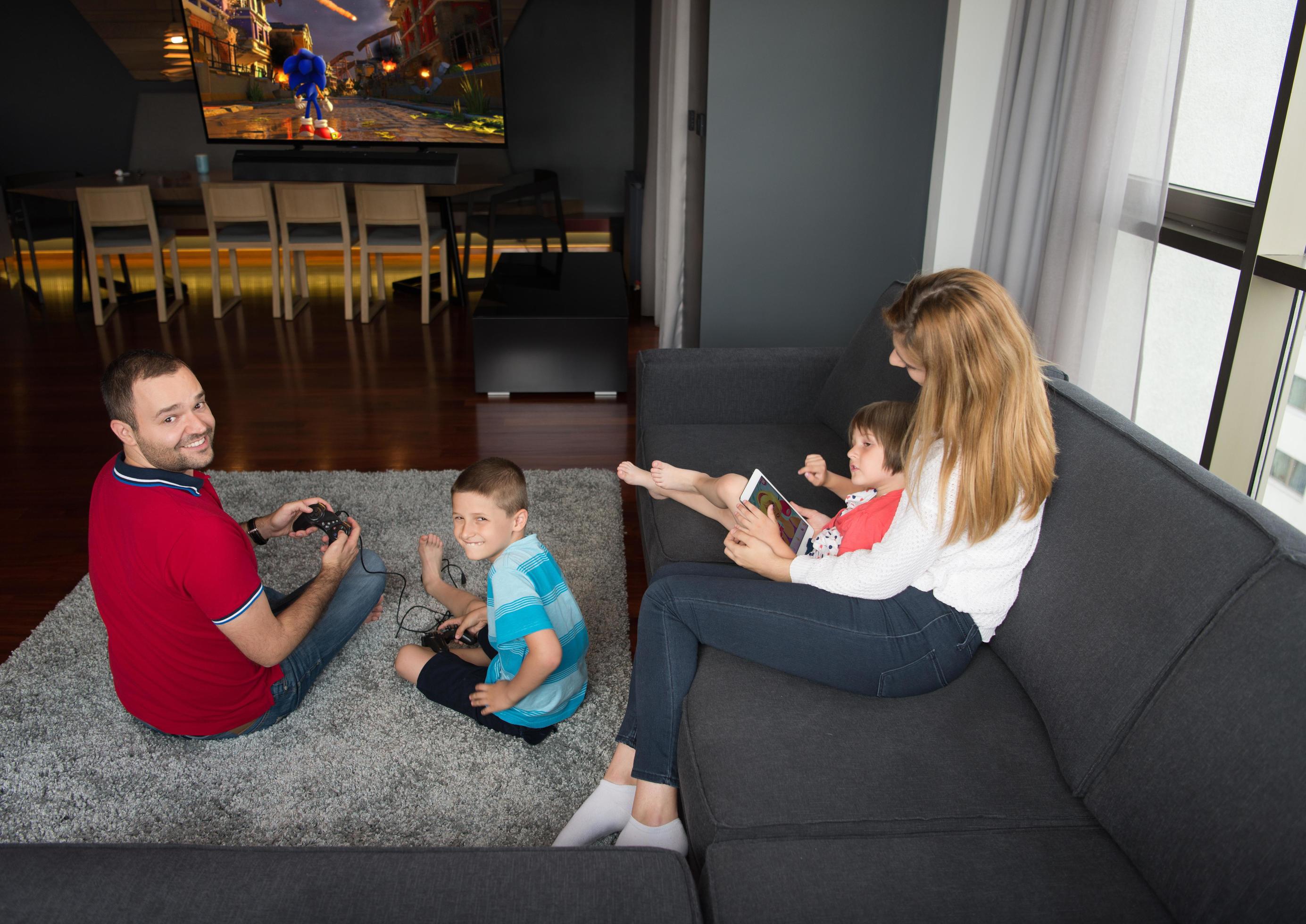 Happy family playing a video game Stock Free