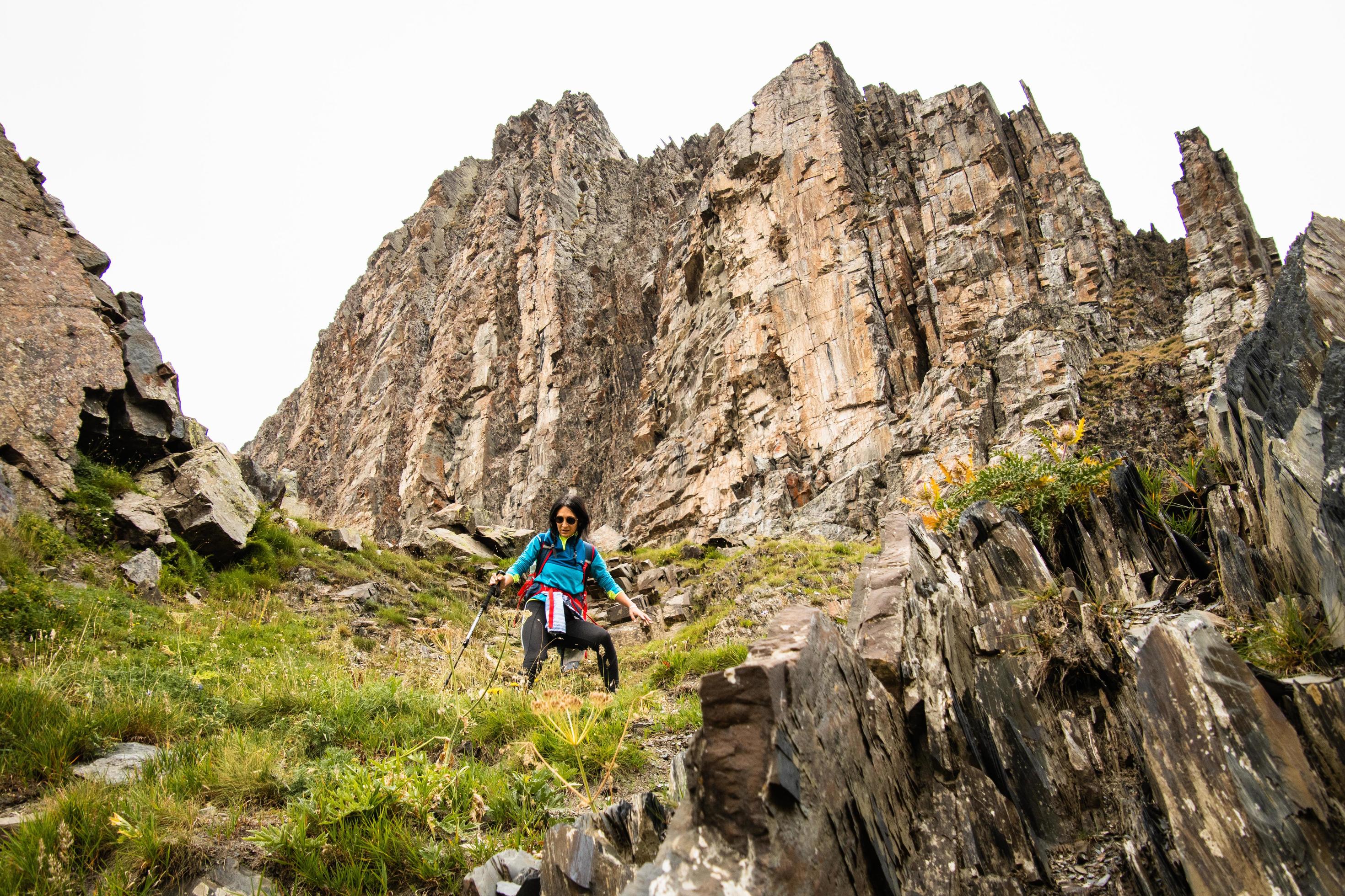 woman hiker descent steep mountain Stock Free