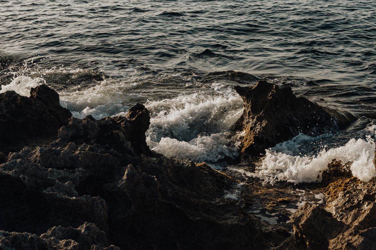 Sea waves crashing on a rocky seashore – summer backgrounds and wallpapers Stock Free