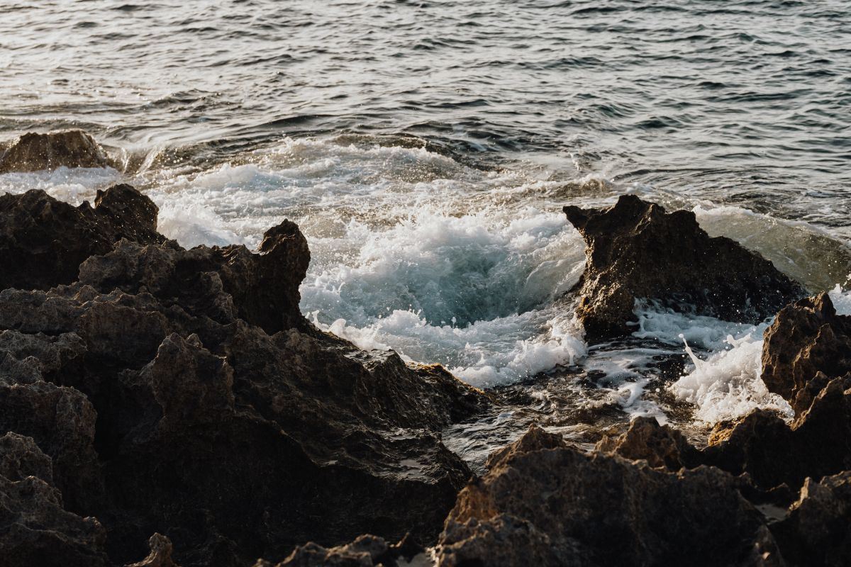 Sea waves crashing on a rocky seashore – summer backgrounds and wallpapers Stock Free