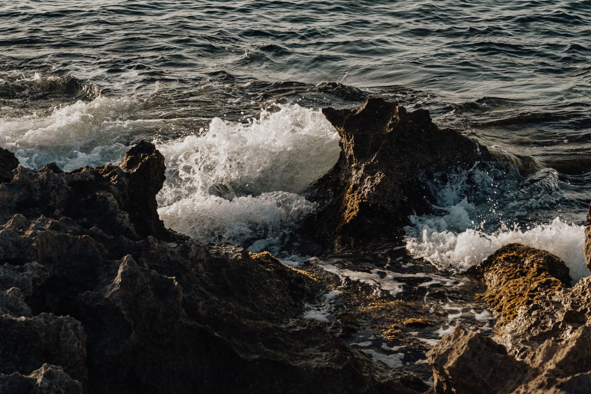 Sea waves crashing on a rocky seashore – summer backgrounds and wallpapers Stock Free