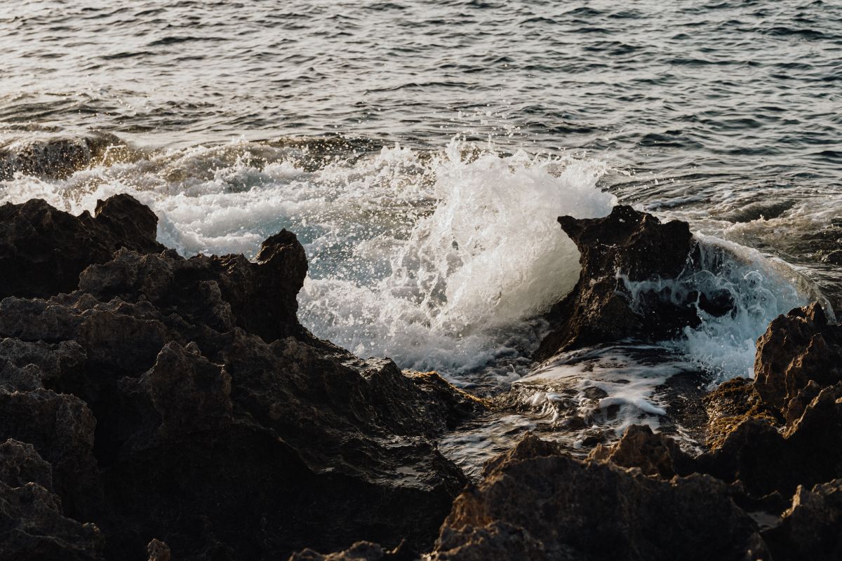 Sea waves crashing on a rocky seashore – summer backgrounds and wallpapers Stock Free