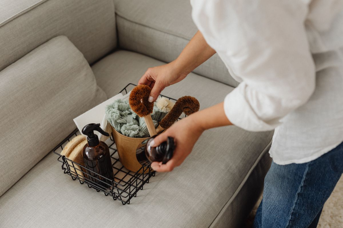 
									Everyday Domestic Bliss – A Woman’s Journey through Home Cleaning and Comfort Stock Free